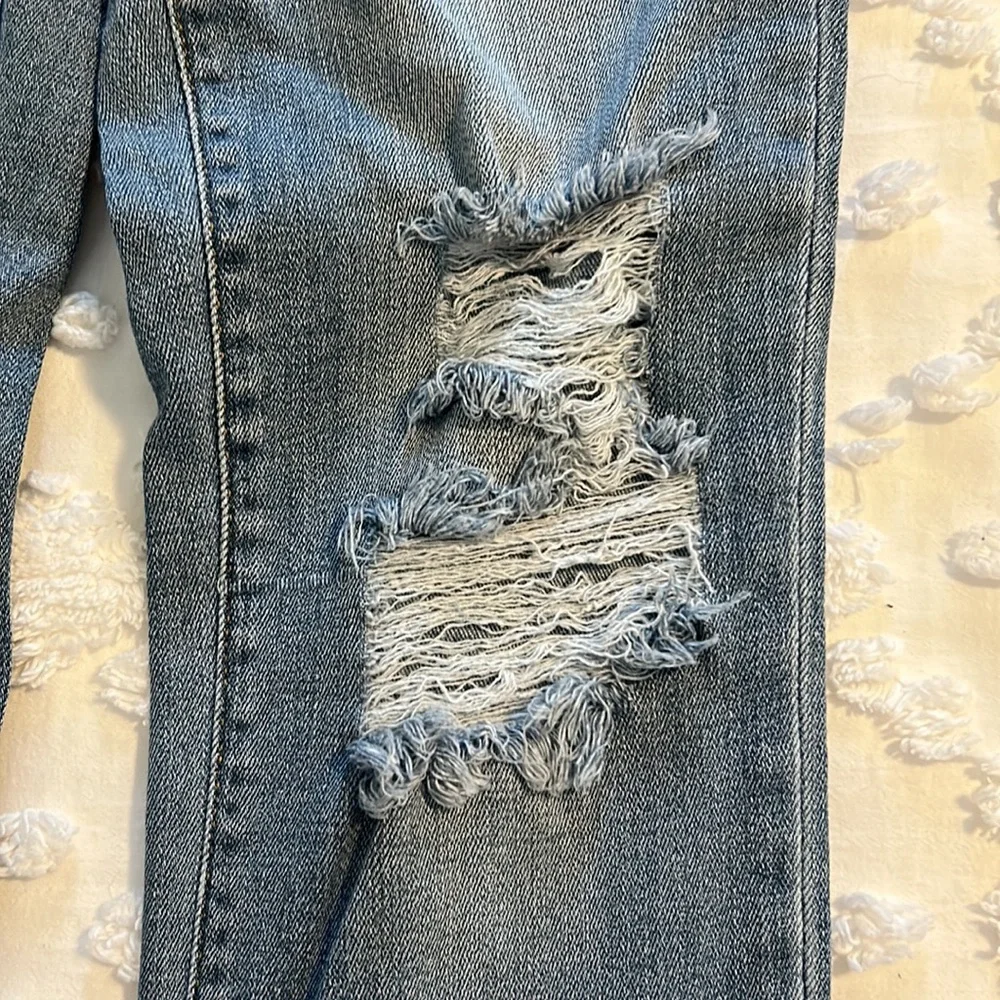 High-Rise Straight Crop Distressed Jeans - Picture 6 of 9